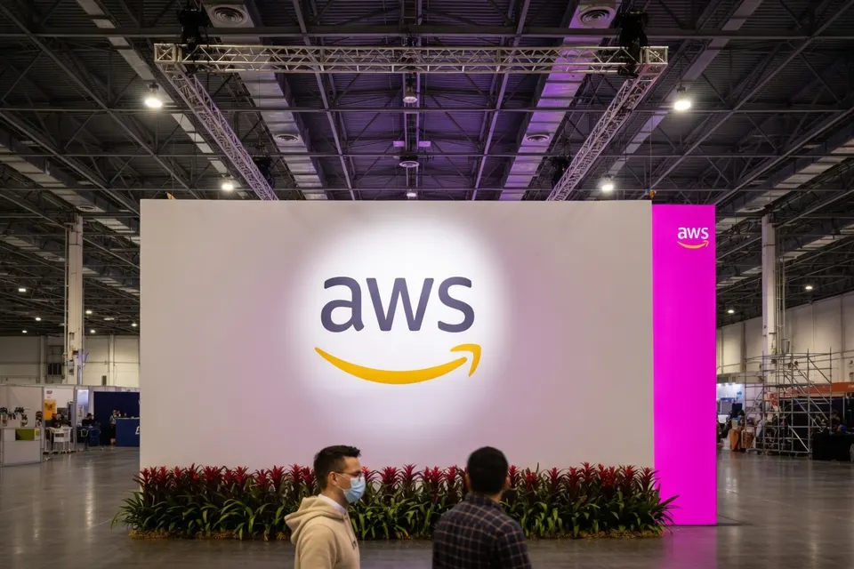 AWS-logo op een beursvloer, het bedrijf levert voor 410 miljoen dollar cloudcapaciteit aan Recursive Superintelligence