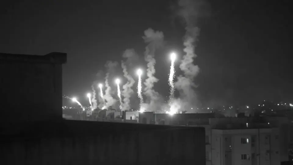 Nachtelijke explosies en rook boven Mikolajiv na een gemelde Russische aanval op twee schepen