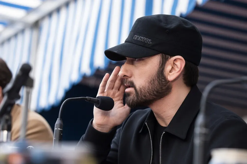 Rapper Eminem spreekt in een microfoon
