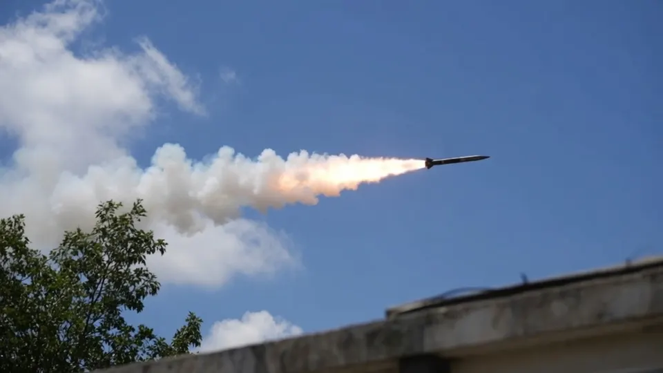 Ballistische raket in de lucht tijdens de aanval op een Amerikaanse legerbasis in Jordanië