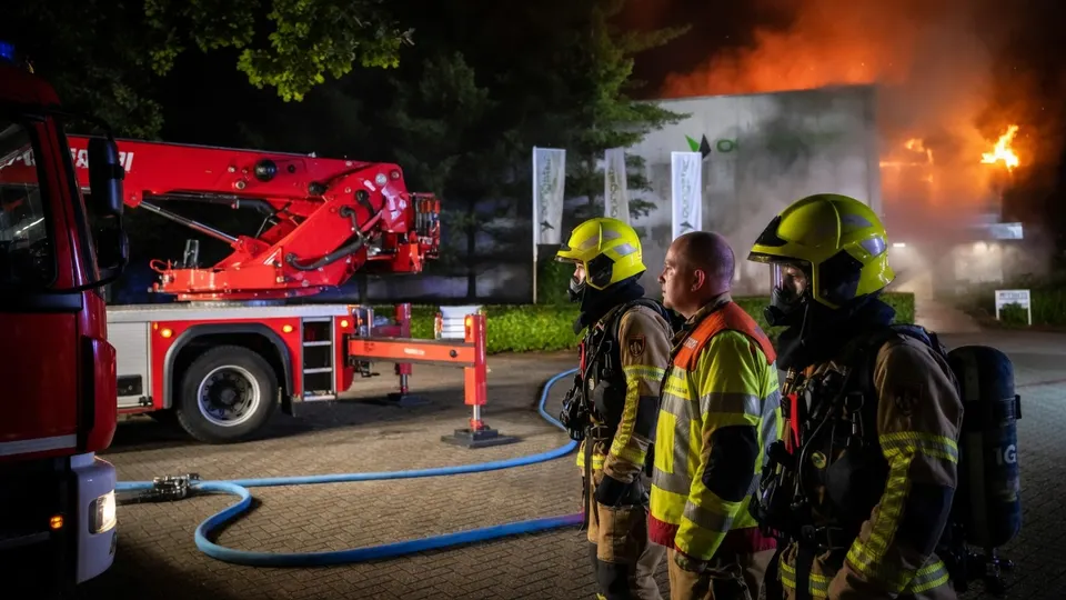 Brandweer blust de brand die een zorginstelling voor jongeren in Beekbergen verwoestte
