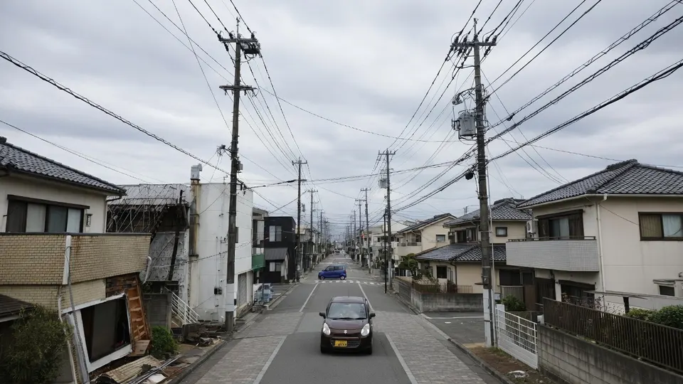 Een straat in Kumamoto op Kyushu, waar aardbevingen woningen en infrastructuur hebben beschadigd