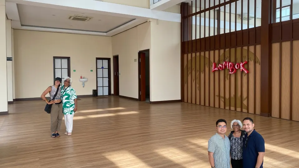 Thomas van Haren en zijn ouders op Lombok, waar hij na een scooterongeluk werd geholpen