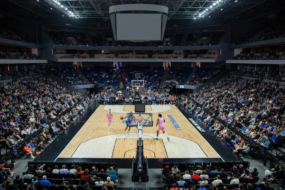 Basketbalwedstrijd in een volgepakte Amerikaanse sporthal
