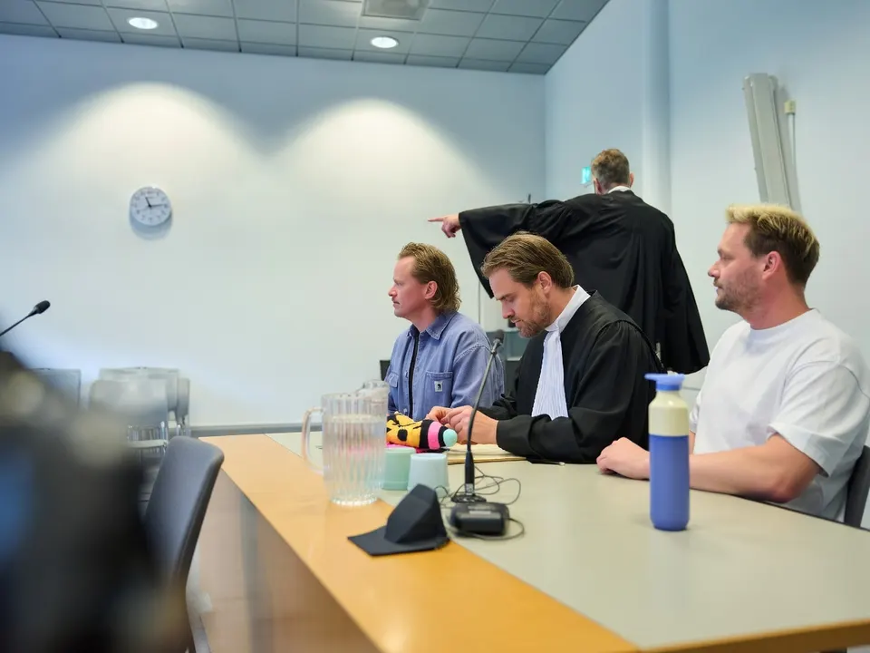 Kapotte Kachels en hun advocaat tijdens de rechtszaak over de ABBA-parodie Dikke Pens