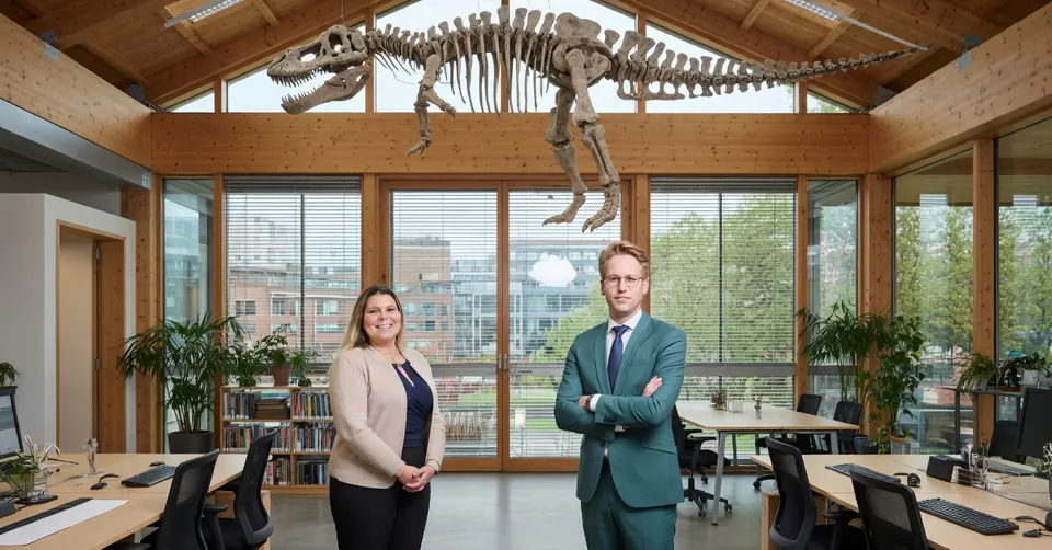 Anouk Noordermeer en Relus Breeuwsma in een kantoorruimte