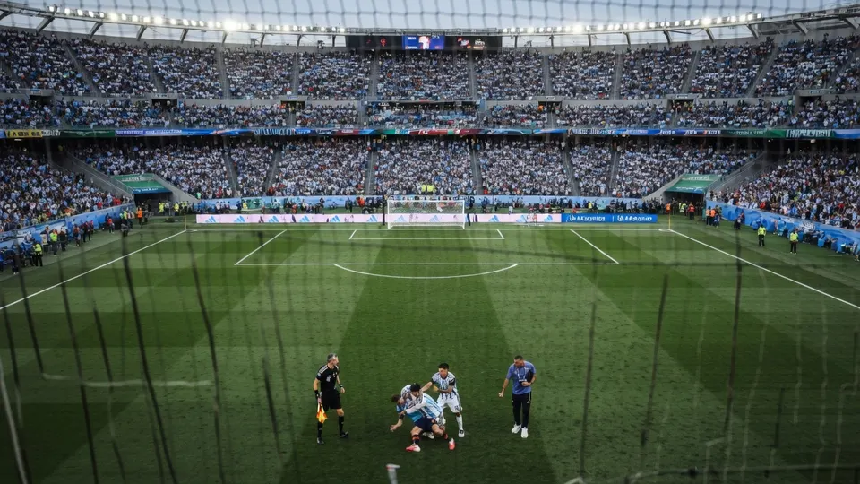 Argentijnse spelers en stafleden op het veld na de verloren WK-finale tegen Spanje
