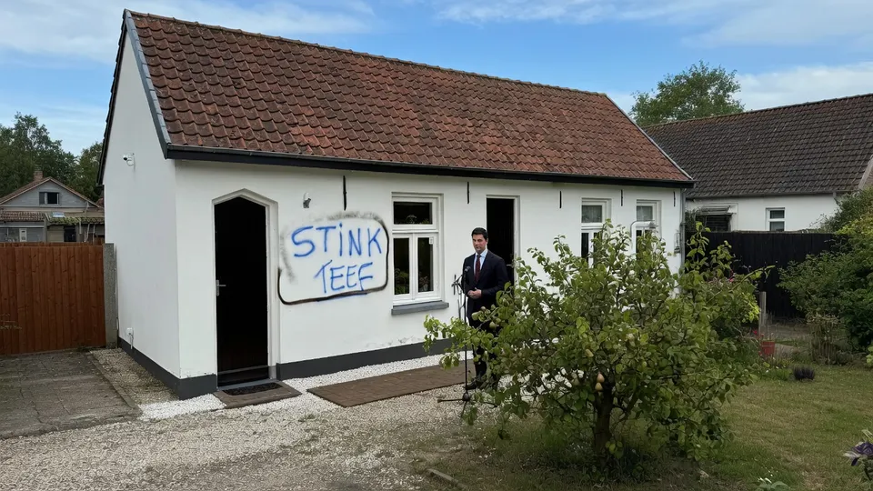 Woning in Engelen beklad met de tekst 'STINK TEE'