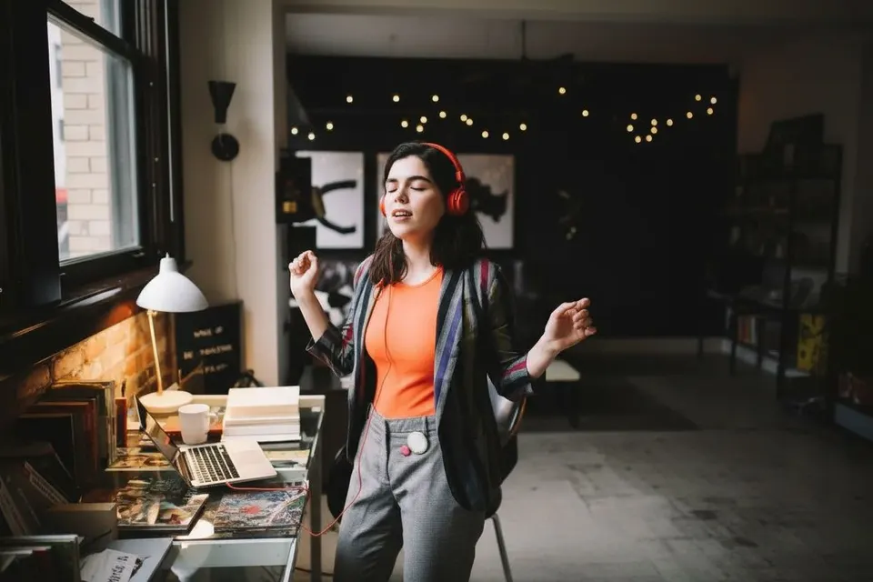 Vrouw met koptelefoon luistert naar muziek