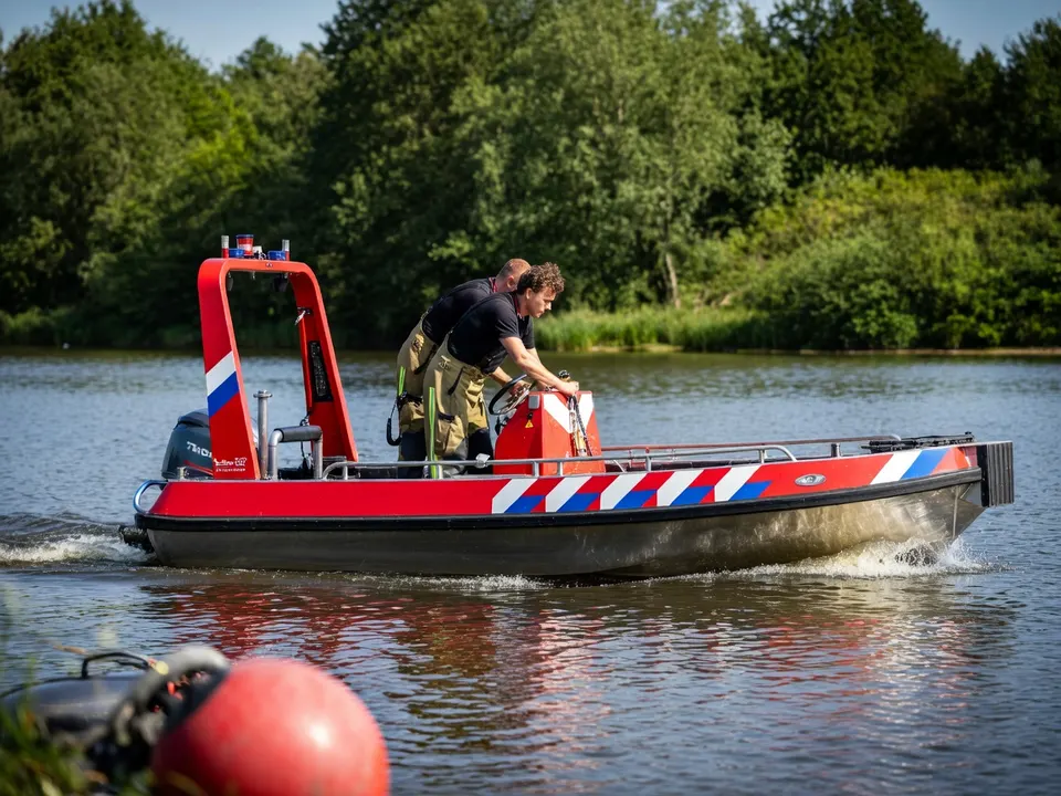 Hulpdiensten zoeken op de Kleine Rietplas in Emmen naar een persoon die te water is geraakt