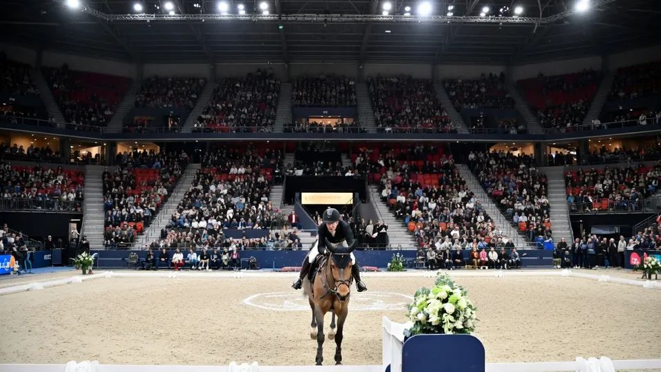 Maikel van der Vleuten rijdt met Beauville Z in een volle springarena
