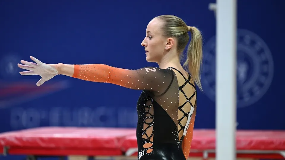 Sanne Wevers tijdens een turntraining op de balk