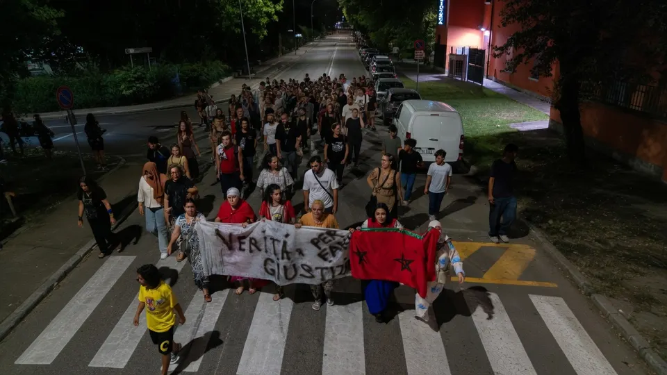 Demonstranten in Bologna herdenken Abderrahim Fakir en protesteren tegen politiegeweld