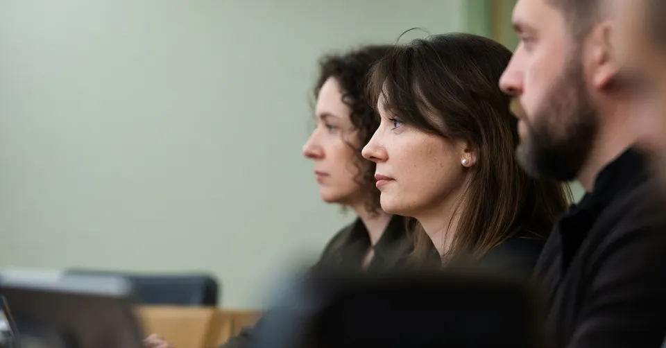 Ksenia Fjodorova zit naast haar advocaat tijdens een zitting in Frankrijk