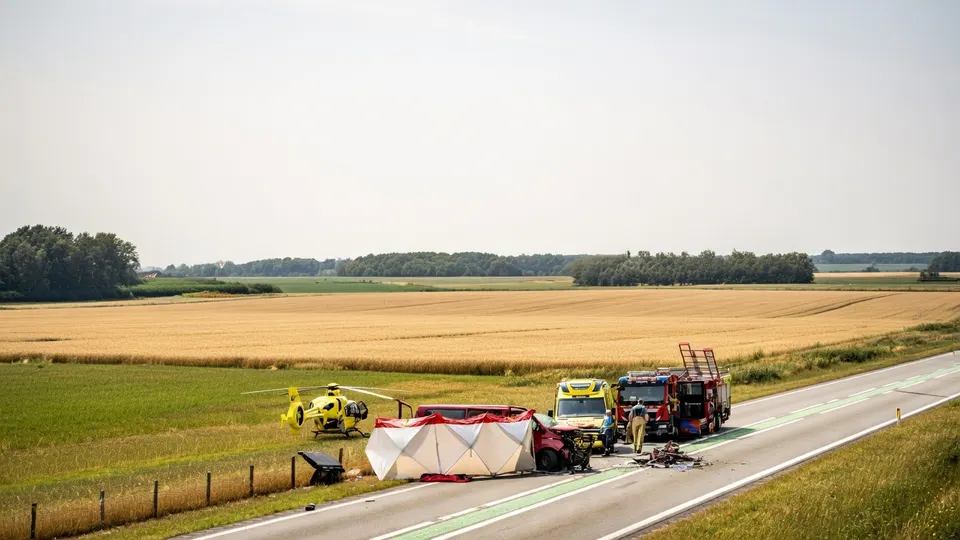 Hulpdiensten bij de N48 na een frontale botsing tussen een personenbusje en een vrachtwagen