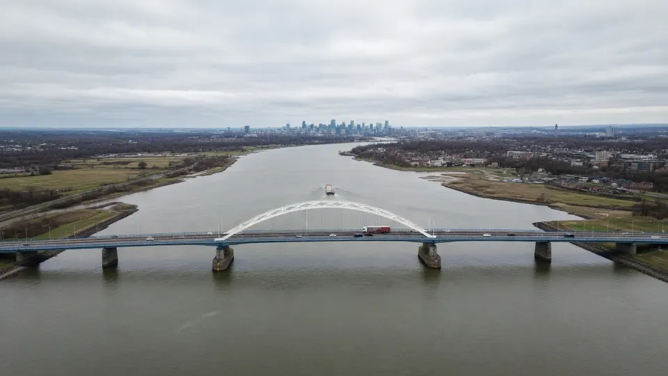 De Merwedebrug bij Sleeuwijk in de A27, waar vrachtverkeer boven 3,5 ton niet meer mag rijden