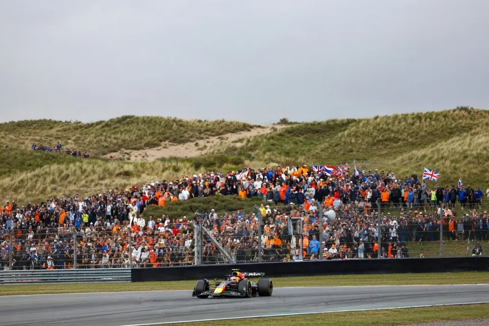 Een Formule 1-auto rijdt langs publiek tijdens een race