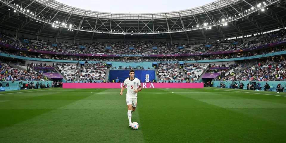 John Stones in actie met de bal in een vol stadion