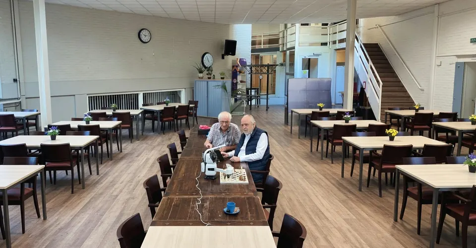 Schaakrobot van Caïssa Elburg speelt een partij tegen twee leden