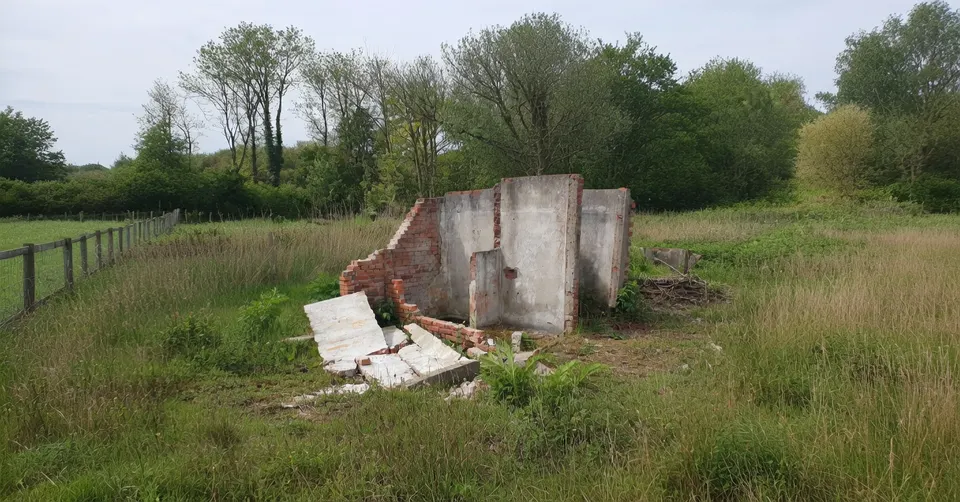 Vernielde muurtjes bij de ruïne van steenfabriek Rusthoven bij Wirdum