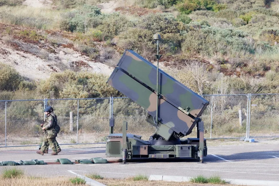 Een Patriot-luchtverdedigingssysteem staat opgesteld op een militair terrein