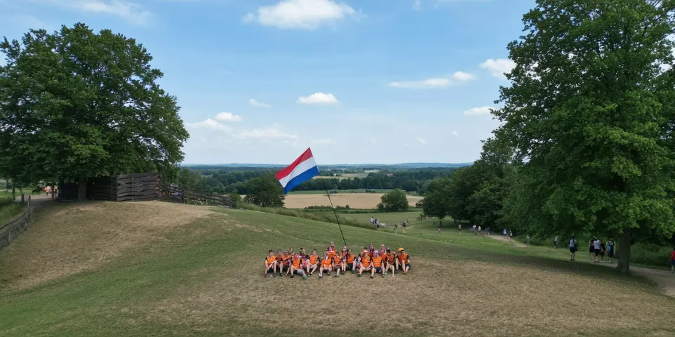 Nederlandse handboogschutters van Team Nederland poseren met de vlag tijdens het EK in Hongarije