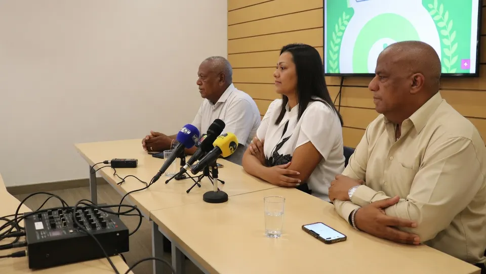 Vertegenwoordigers van de UPB tijdens een persconferentie op Bonaire