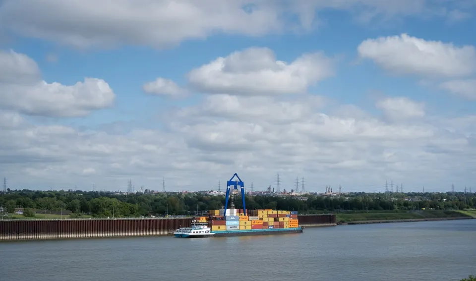 Containerschip vaart langs Port Emmerich over de Rijn