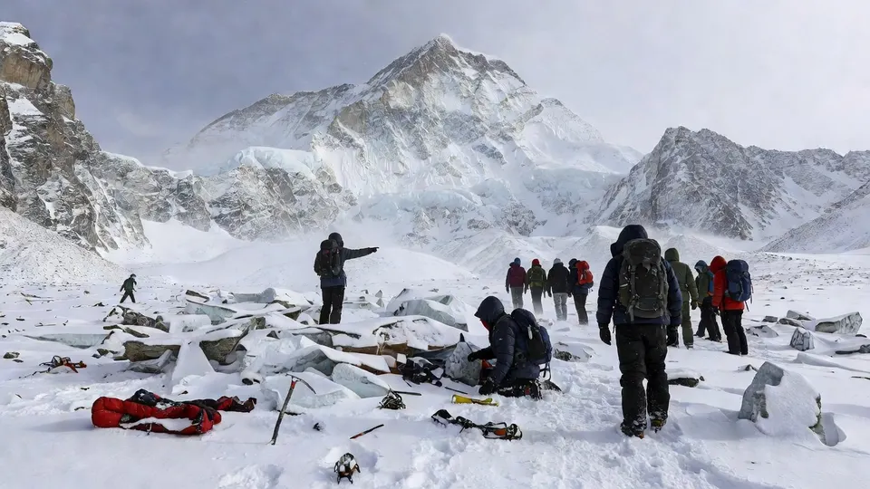 Bergbeklimmers in het besneeuwde gebied bij de Broad Peak in Pakistan