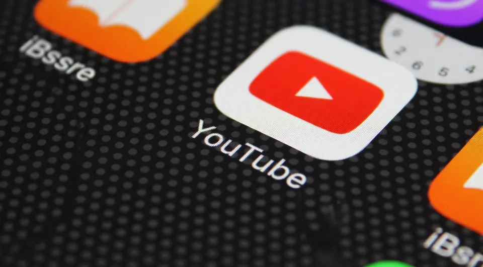 YouTube scherpt de regels aan voor inkomsten uit repetitieve AI-video's