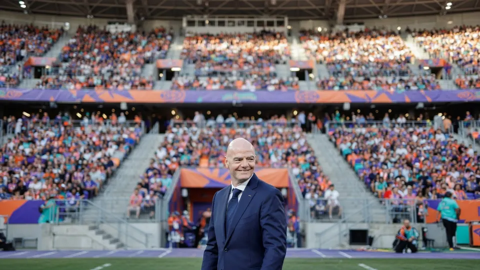 FIFA-voorzitter Gianni Infantino tijdens een wedstrijd in een vol stadion
