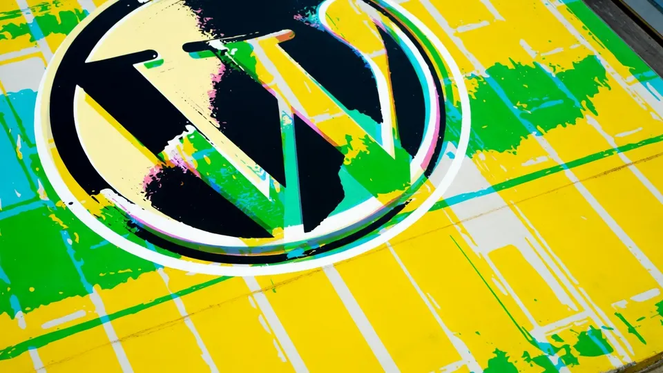Het WordPress-logo symboliseert de kwetsbare websites die door hackers worden aangevallen