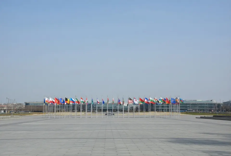 Vlaggen van Europese landen voor een Europees congresgebouw