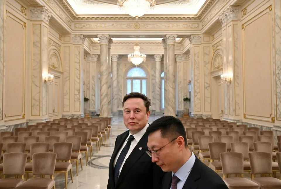 Elon Musk tijdens een bijeenkomst in een zaal