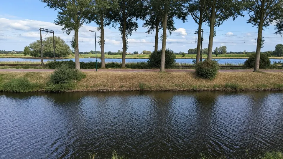 De dijk langs het Amsterdam-Rijnkanaal in Maarssen, waar een auto tegen een boom botste