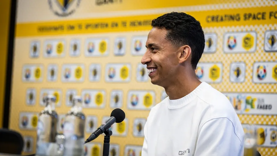 Mauro Júnior tijdens de persconferentie in aanloop naar de Johan Cruijff Schaal