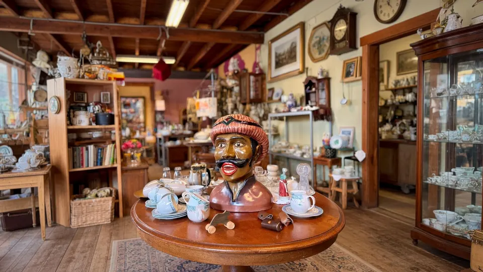 Replica van een historische gaper op een tafel in kringloopwinkel Parels en Prul in Dongen