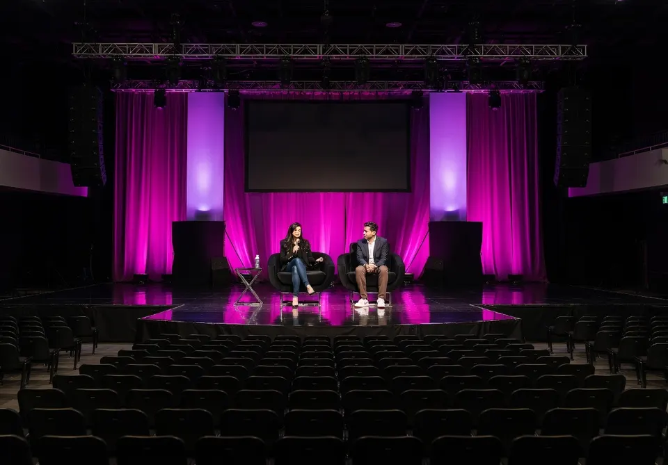 Twee mensen zitten op een podium in een theater tijdens een evenement van Index Ventures