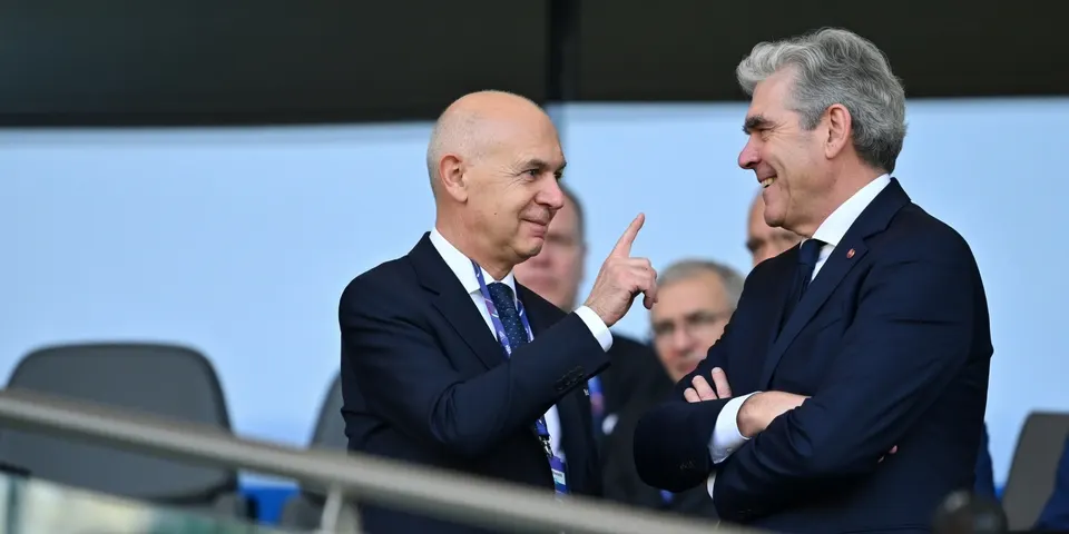 KNVB-voorzitter Frank Paauw in gesprek met FIFA-voorzitter Gianni Infantino