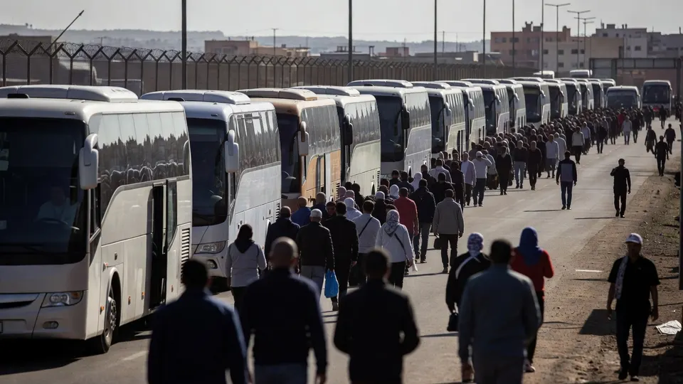 Bussen brengen mensen vanuit Fnideq terug naar Tanger en andere bestemmingen in Marokko