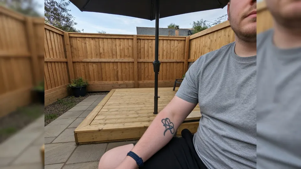 Anne-Marie toont de tatoeage waarin as van haar overleden ouders is verwerkt