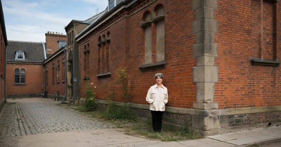 Arbeidsmarktdeskundige Marjolein ten Hoonte bij een voormalig industrieel gebouw