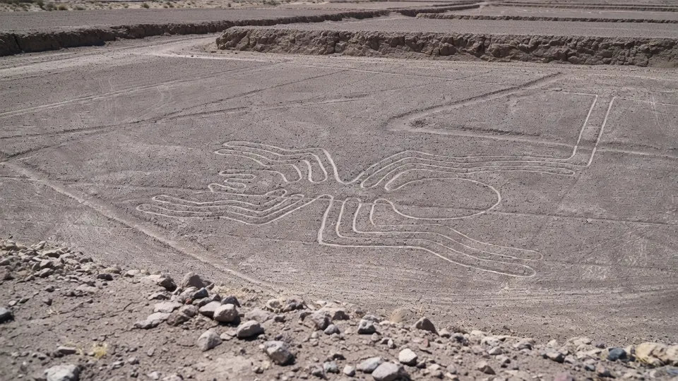 Een van de Nazcalijnen in de woestijn bij Nazca, waar een toeristenvliegtuig neerstortte