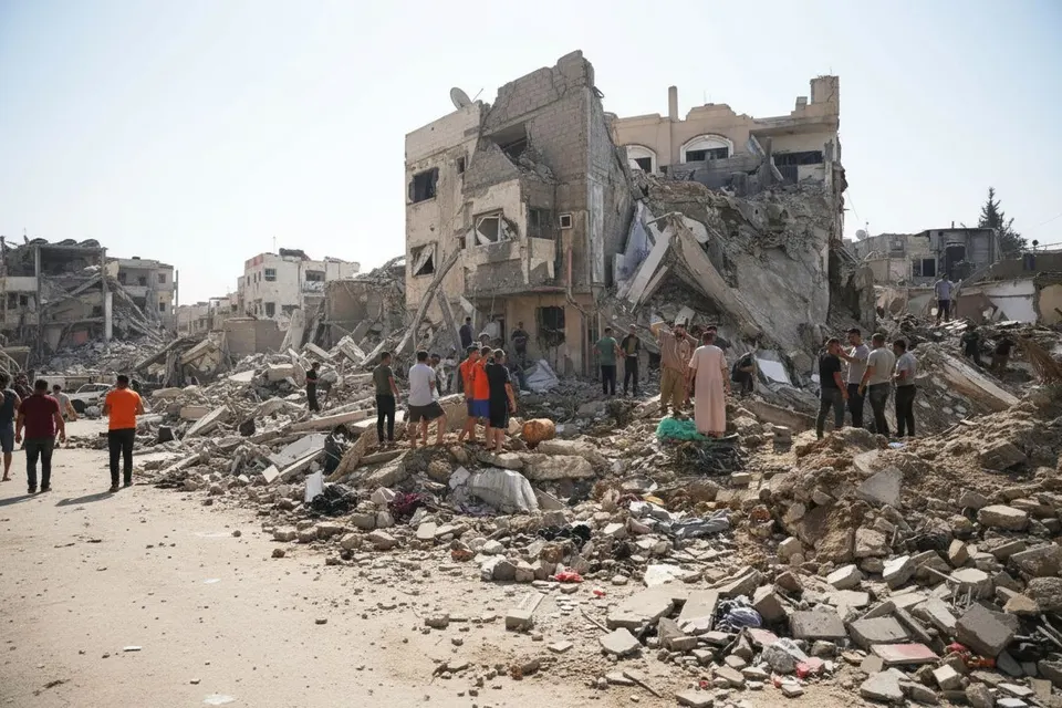 Palestijnen lopen tussen de verwoestingen na Israëlische aanvallen in Gaza