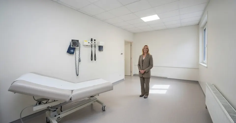 Hoogleraar Annemiek Nap in een behandelkamer van het Radboudumc