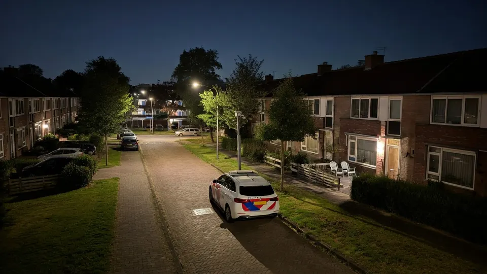 Politiewagen bij de woning aan de Entingestraat in Assen na een explosie