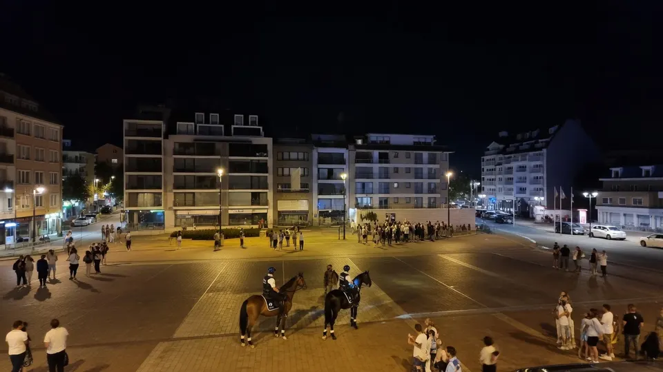 Nederlandse agenten te paard houden toezicht op een plein in Knokke-Heist