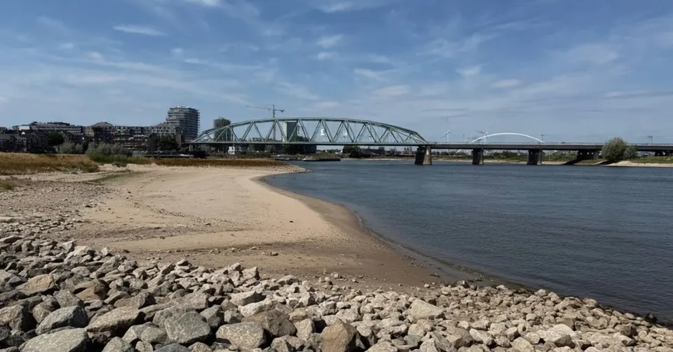 De lage waterstand van de Rijn bij Lobith legt een brede zandstrook langs de oever bloot