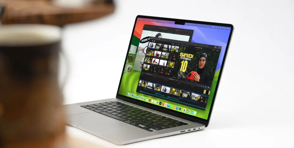 MacBook Air met videobewerkingssoftware op het scherm