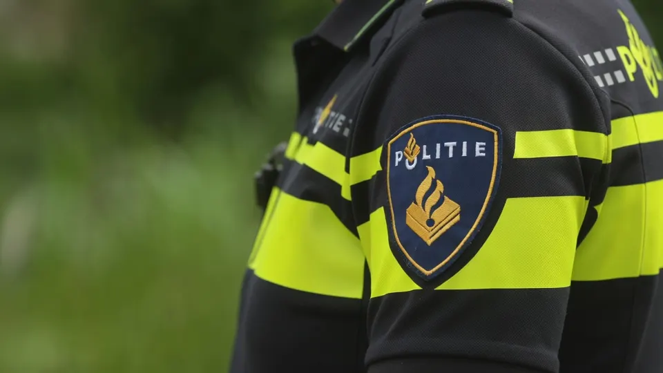 Politielogo op het uniform van een agent